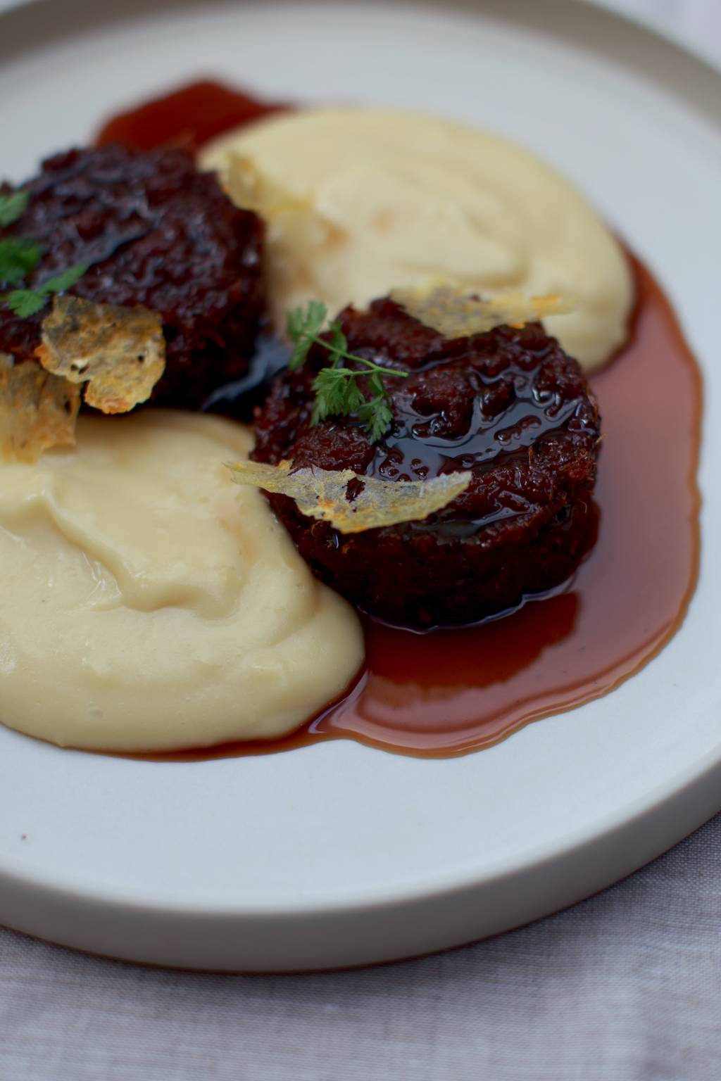Receber Nelita – Cordeiro com alligot e demi-glace Receber Nelita - Cordeiro com alligot e demi-glace