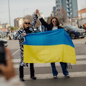 Duas convidadas da Semana de Moda de Milão homenageiam Ucrânia ao posar com bandeira do país.