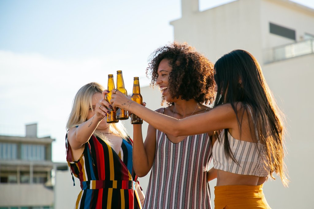 mulheres tomando cerveja no saint patrick's day