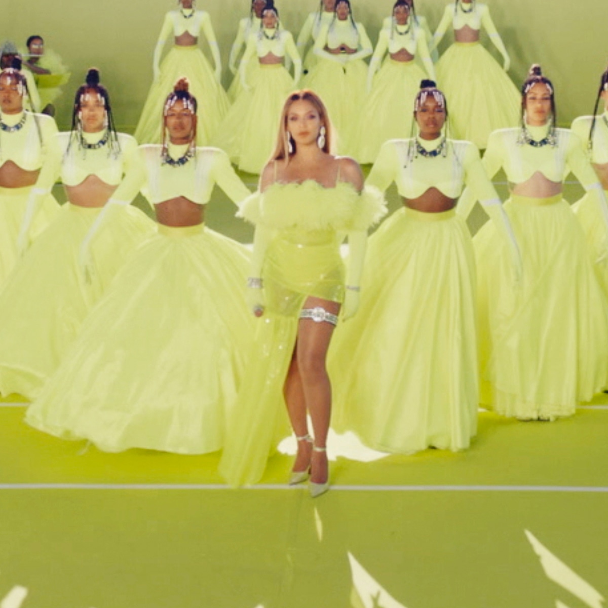 Beyoncé em look David Koma na abertura do Oscar 2022.