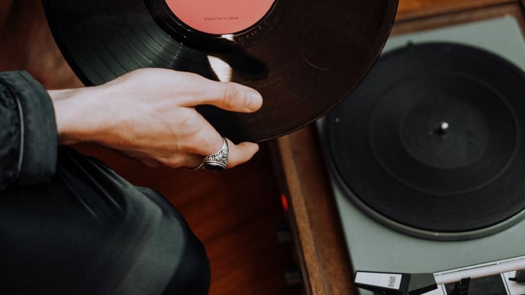 solidao-solitude-diferencas-beneficios (1) Solitude pode começar a partir de atitudes simples como reservar um tempo para escutar música.