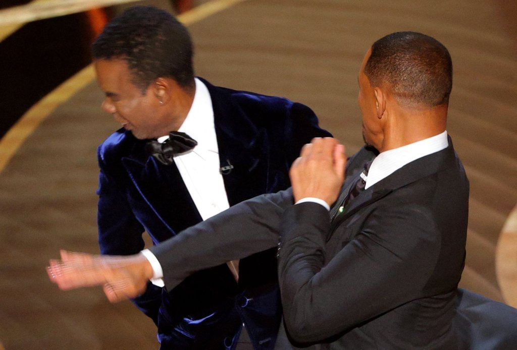 Will Smith dá tapa em Chris Rock durante a cerimônia do Oscar 2022.