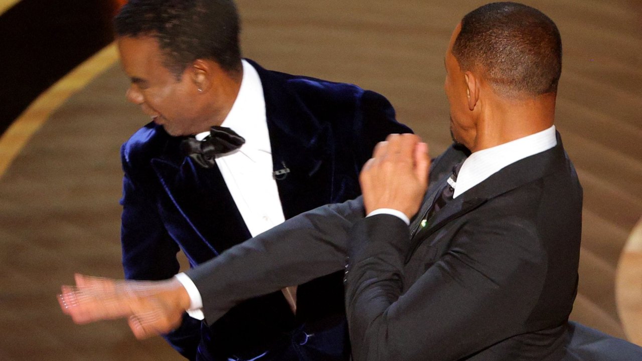 Will Smith dá tapa em Chris Rock durante a cerimônia do Oscar 2022.