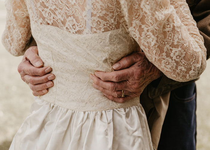 Fotos foram feitas especialmente para celebrar as bodas de vinho.