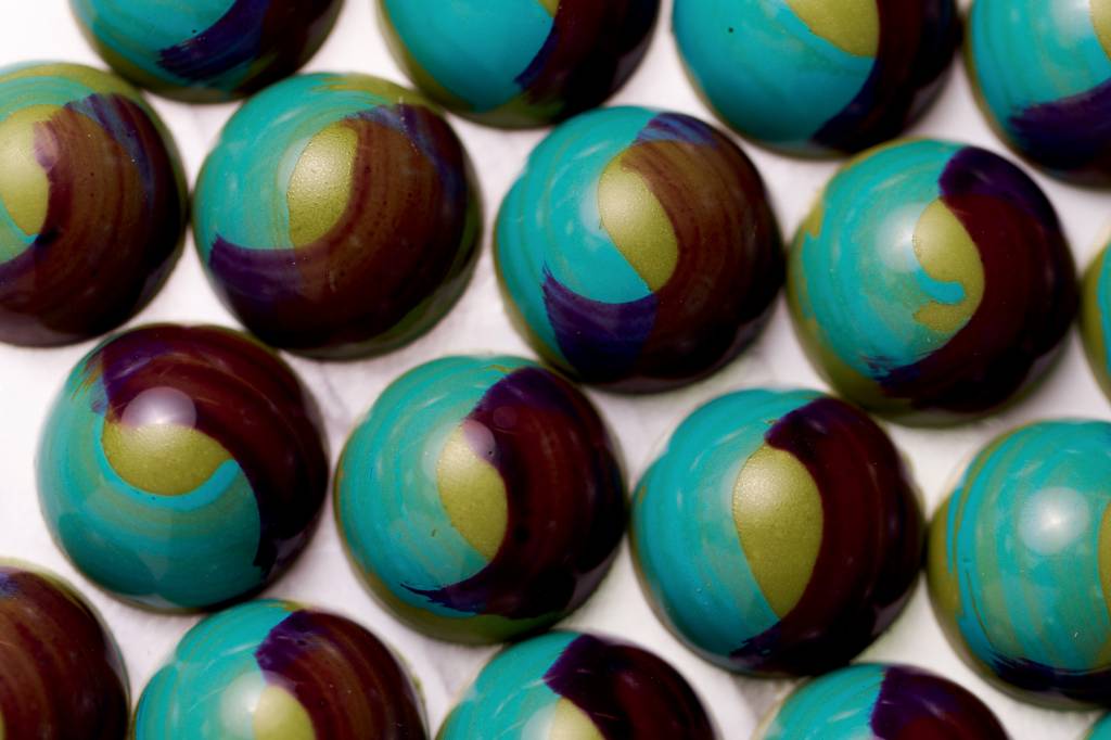 Receita de bombom de matchá com ganache de yuzu