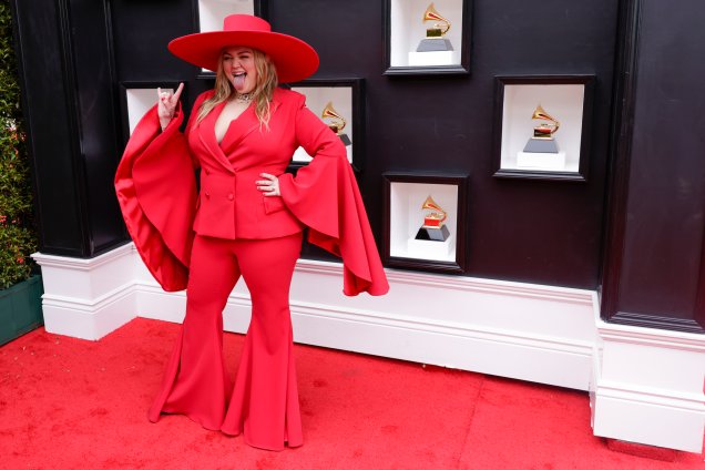 A cantora Elle King preferiu a alfaiataria, com um terno vermelho ousado combinado com chapéu.
