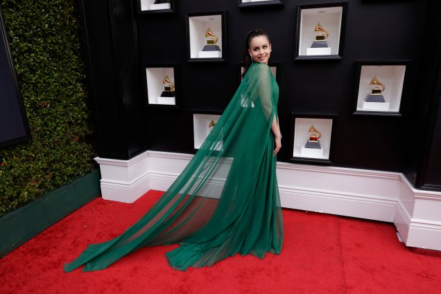 A atriz, cantora e dubladora Sofia Carson fez bonito com o longo verde com capa transparente.