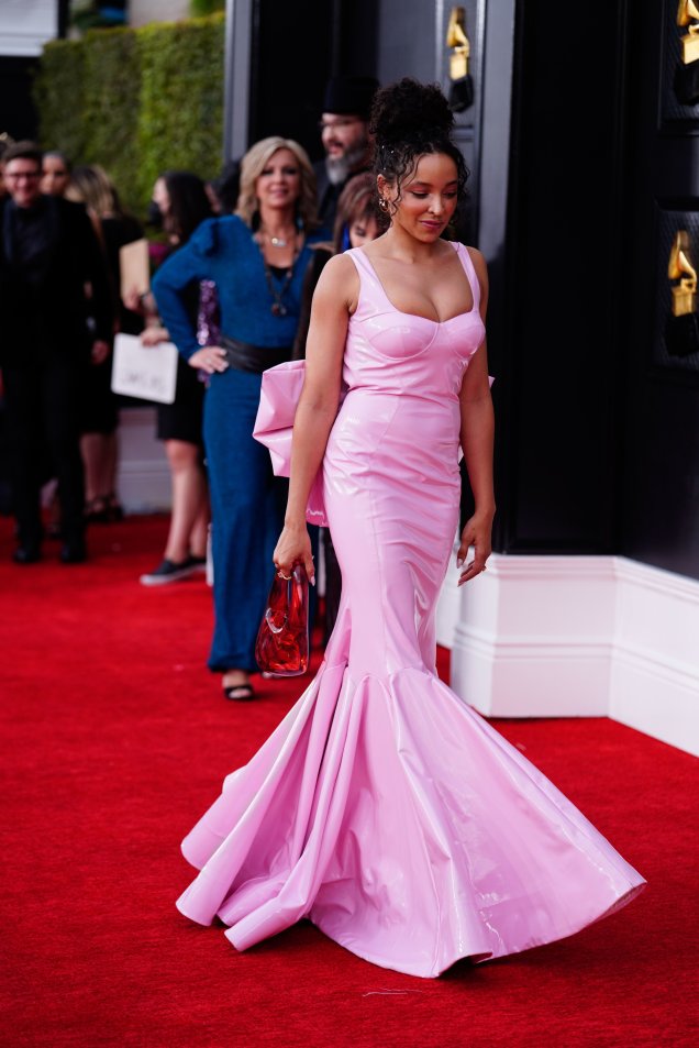 A cantora e compositora Tinashe escolheu um modelo sereia em rosa.