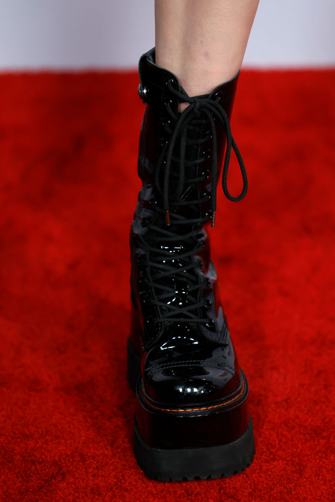 2022 iHeartRadio Music Awards – Arrivals Bota coturno com salto tratorado
