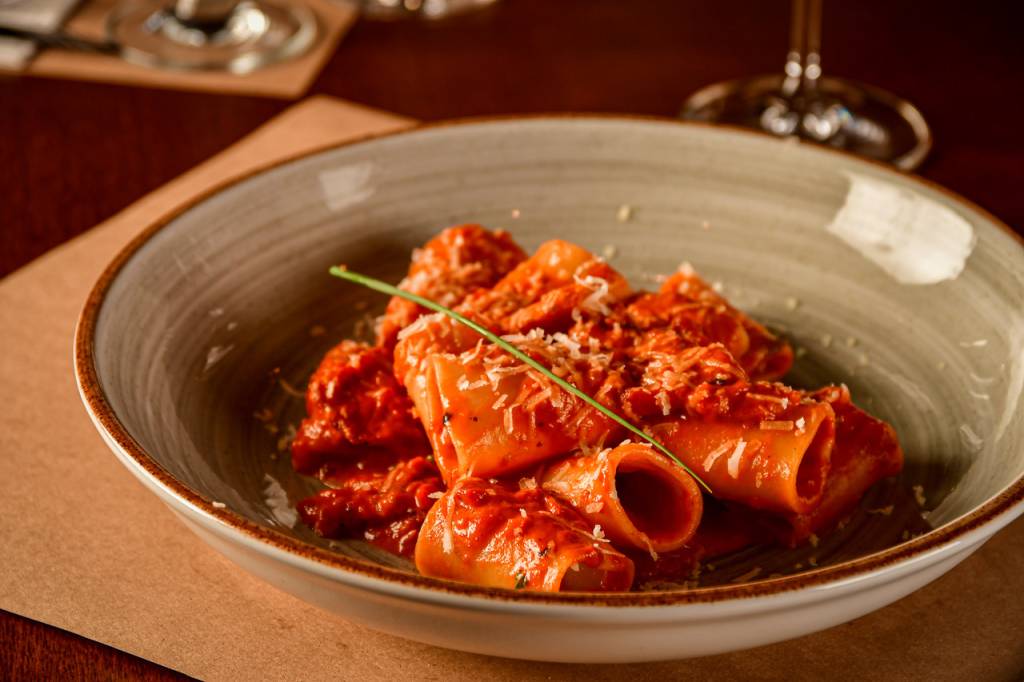 Mezze Maniche Pancetta e Vodka, Foglia Forneria Mezze Maniche Pancetta e Vodka, Foglia Forneria