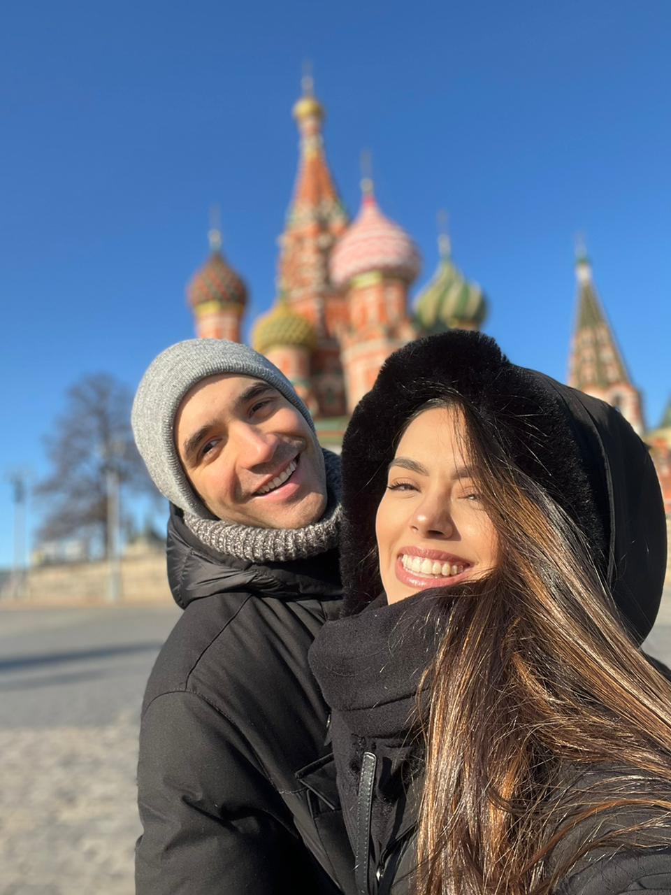 O casal na Rússia, antes de saírem do país.