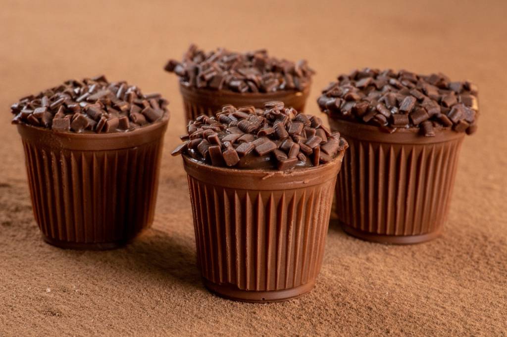 Copinhos com brigadeiro Copinhos com brigadeiro