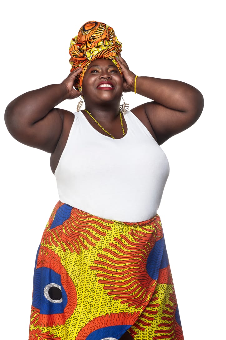 Afro empreendedora Jêniffer de Paula com as roupas de sua marca Omissoró