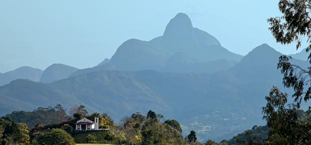 00-casa-na-serra-tem-marca-de-chico-gouvea