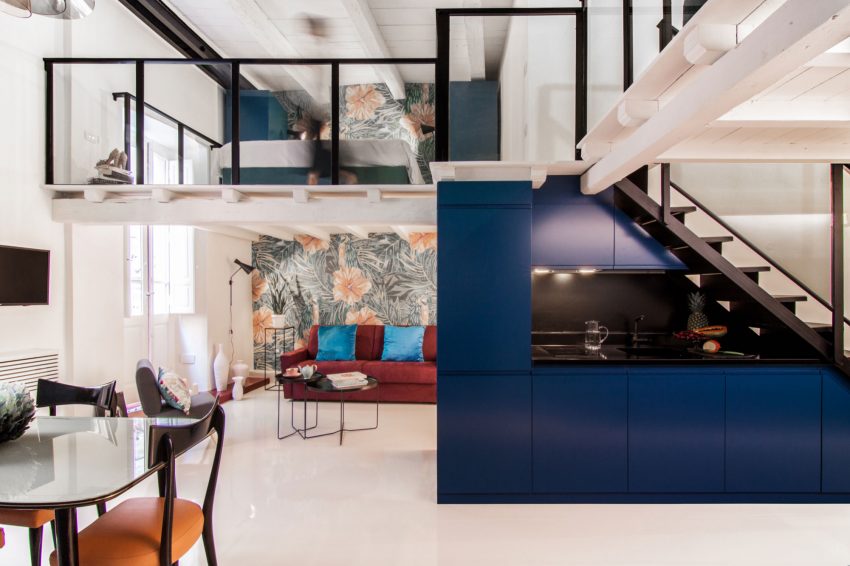 01-casa-com-cores-intensas-e-cheia-de-surpresas-no-decor