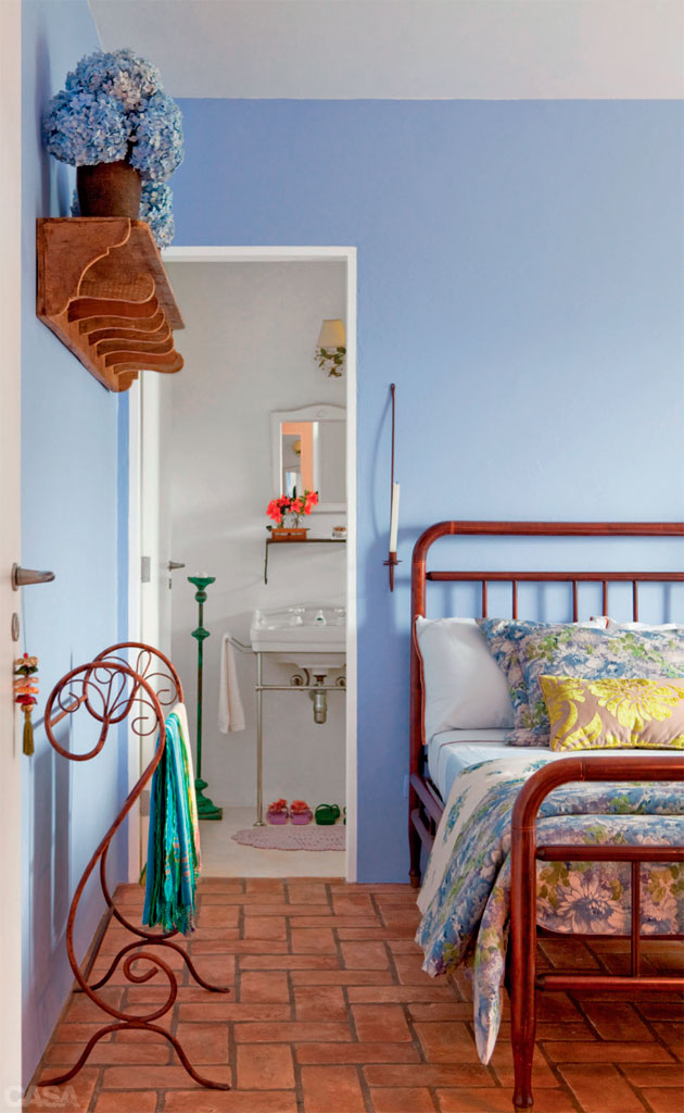 01-como-combinar-a-decoracao-do-quarto-com-uma-parede-lilas