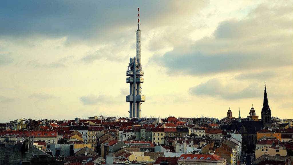 01-em-praga-hotel-de-um-quarto-tem-vista-panoramica-a-70-m-do-chao