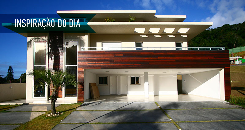 01-fachada-de-casa-de-praia-tem-linhas-retas-e-madeira