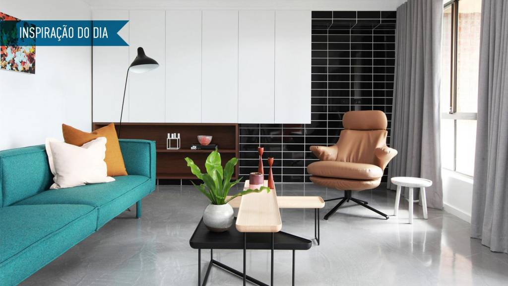 01-inspiracao-do-dia-sala-com-subway-tiles-e-sofa-turquesa