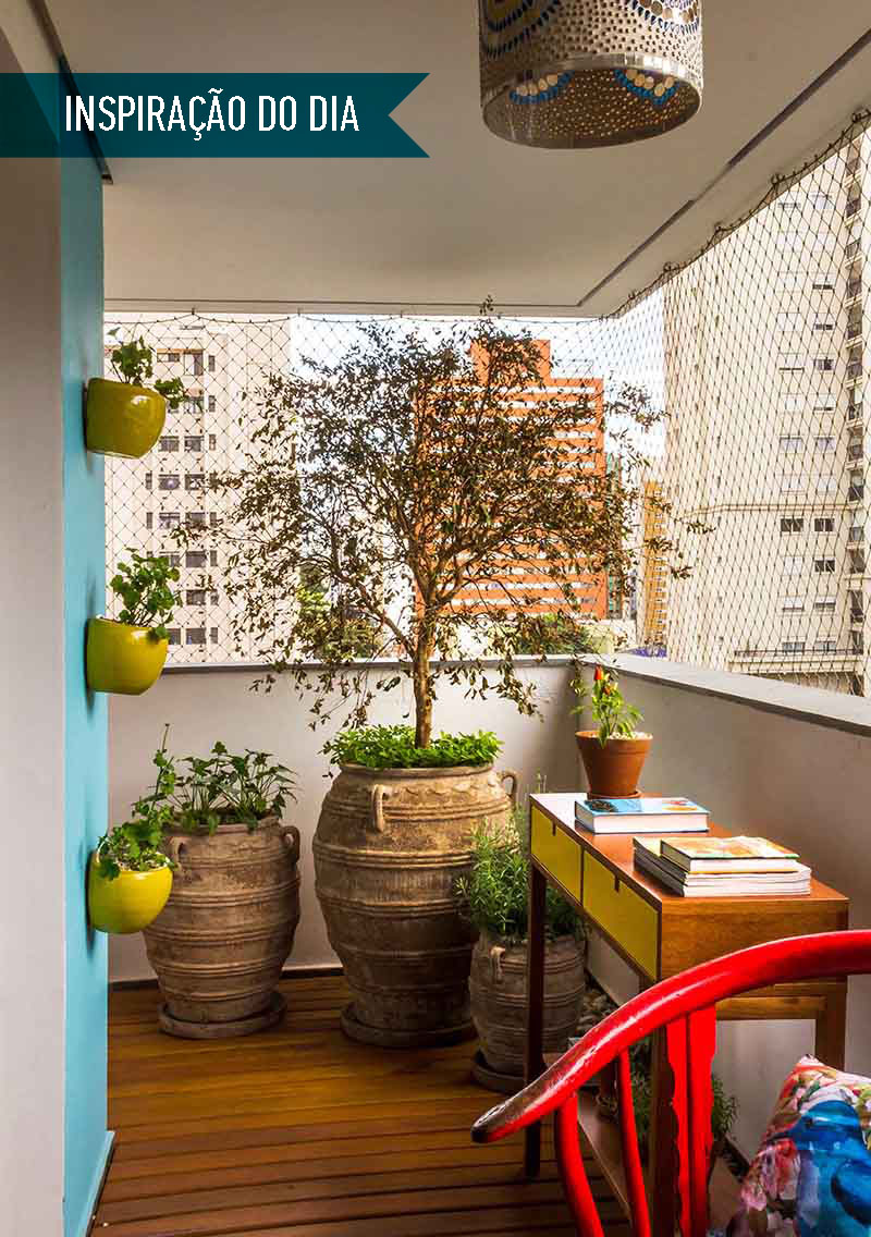 01-inspiracao-do-dia-varanda-com-arvore-frutifera-jardim-vertical-e-horta
