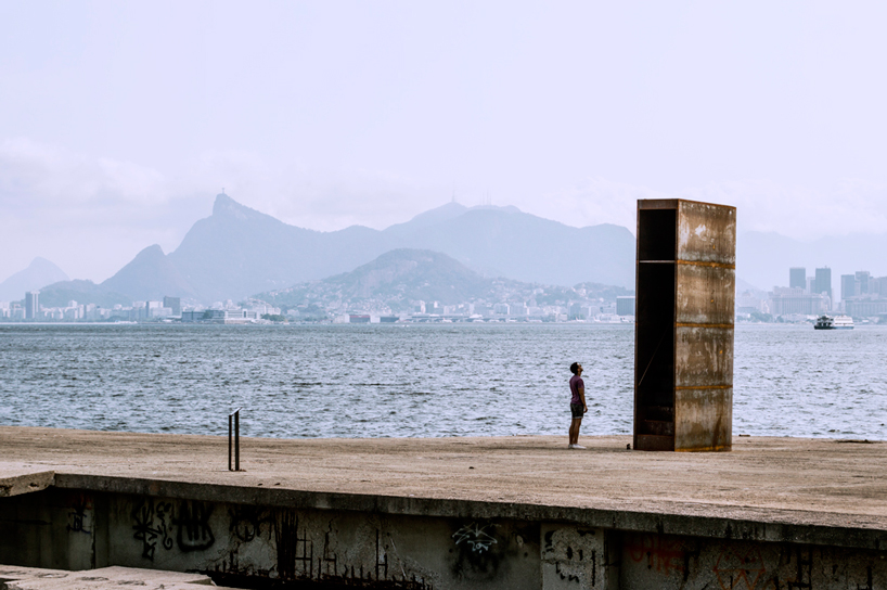 01-instalacao-homenageia-o-horizonte-carioca-na-baia-da-guanabara