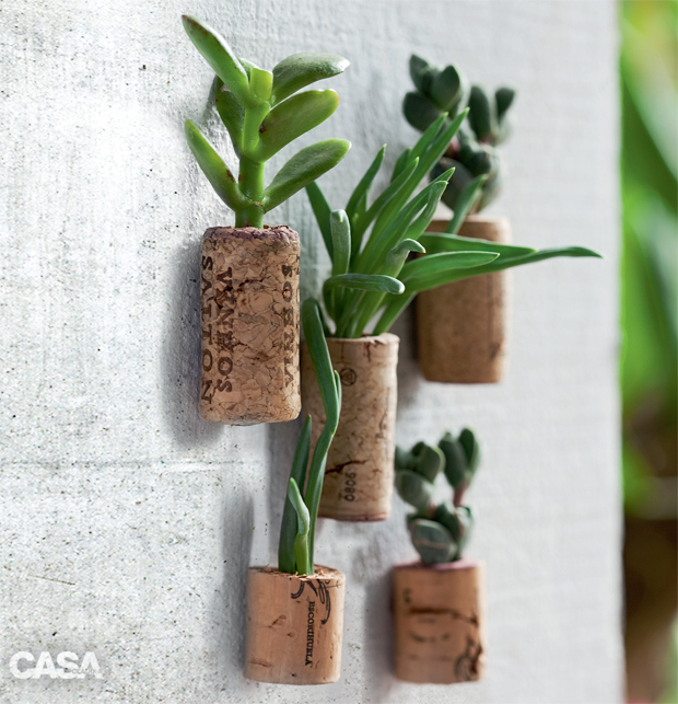 01-minijardim-vertical-com-suculentas-em-vasinhos-de-rolhas
