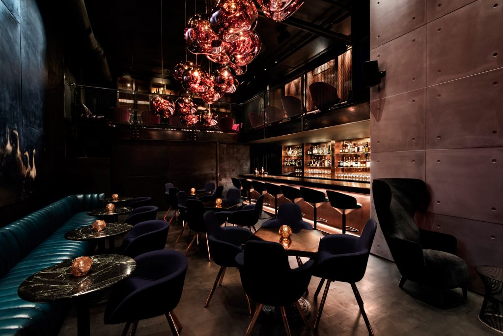 01-tom-dixon-assina-o-design-sombrio-e-teatral-do-bar-himitsu-em-atlanta