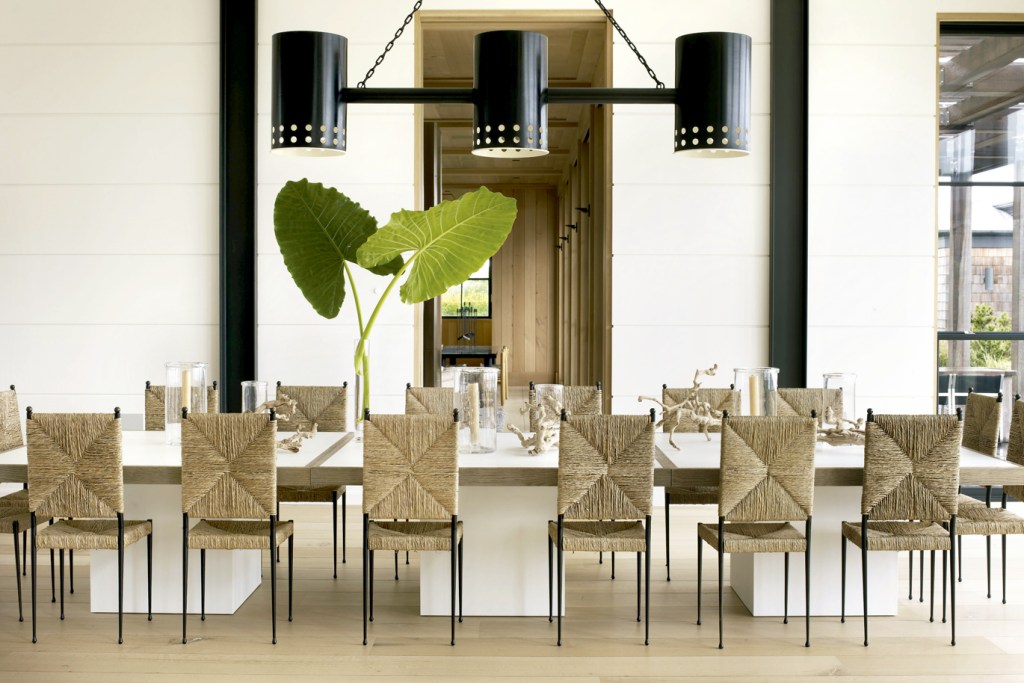 01-3-vezes-em-que-as-fibras-naturais-dominaram-o-decor Projeto de Timothy Haynes e Kevin Roberts, ao norte de Nova York, traz sala de jantar com cadeiras vintage de bronze e palha, desenhadas por Colette Gueden, em torno da mesa de Corian, feita sob medida.