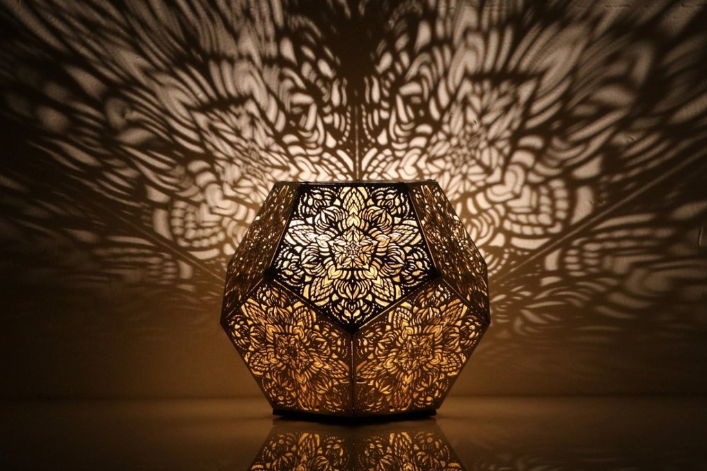 01-luminaria-geometrica-transforma-a-sala-em-um-caleidoscopio 01-luminaria-geometrica-transforma-a-sala-em-um-caleidoscopio