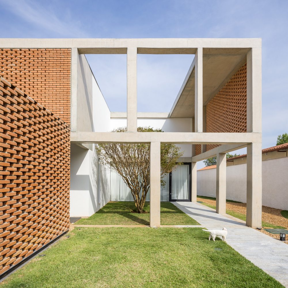 02-arquitetos-criam-grade-de-concreto-para-expandir-casa-em-brasilia