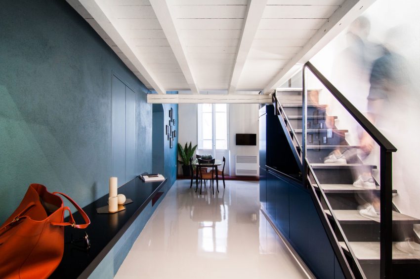 02-casa-com-cores-intensas-e-cheia-de-surpresas-no-decor