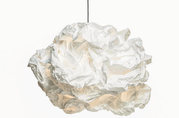 02-esta-luminaria-parece-feita-de-papel-de-amassado