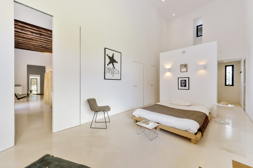02-quarto-com-biblioteca-e-nicho-na-janela