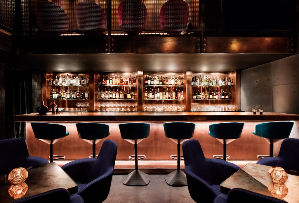 02-tom-dixon-assina-o-design-sombrio-e-teatral-do-bar-himitsu-em-atlanta