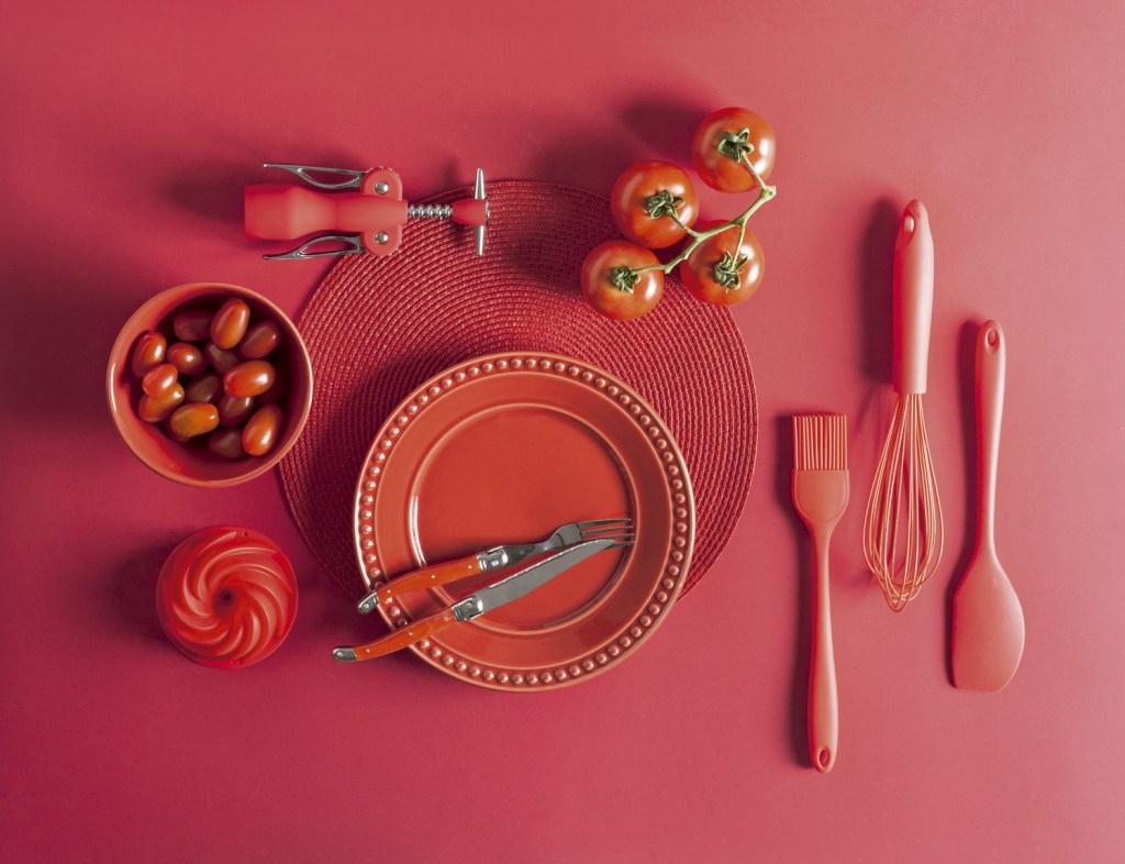 Use o tempero quente da cor para apimentar a arrumação da mesa no verão. As peças estão disponíveis na Loja CASA CLAUDIA