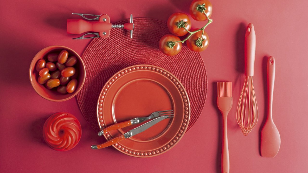 Use o tempero quente da cor para apimentar a arrumação da mesa no verão. As peças estão disponíveis na Loja CASA CLAUDIA