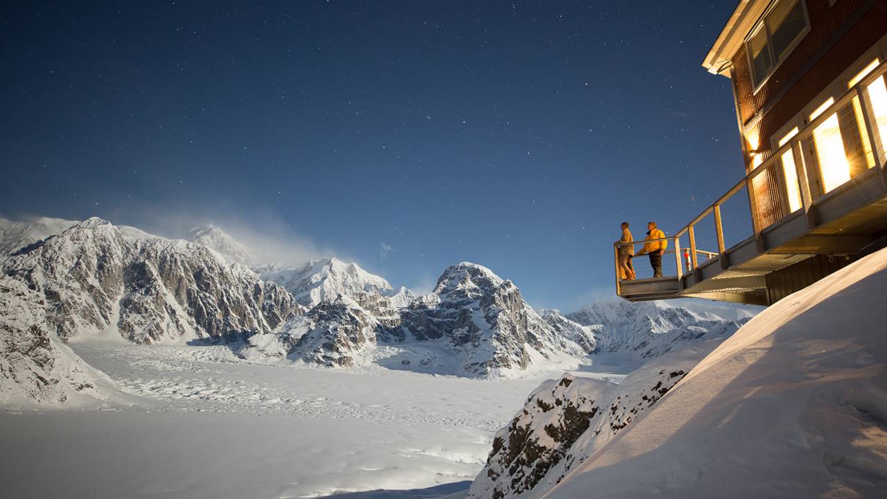 Em meio aos picos nevados do Denali National Park, o Sheldon Chalet acomoda até 10 hóspedes por vez
