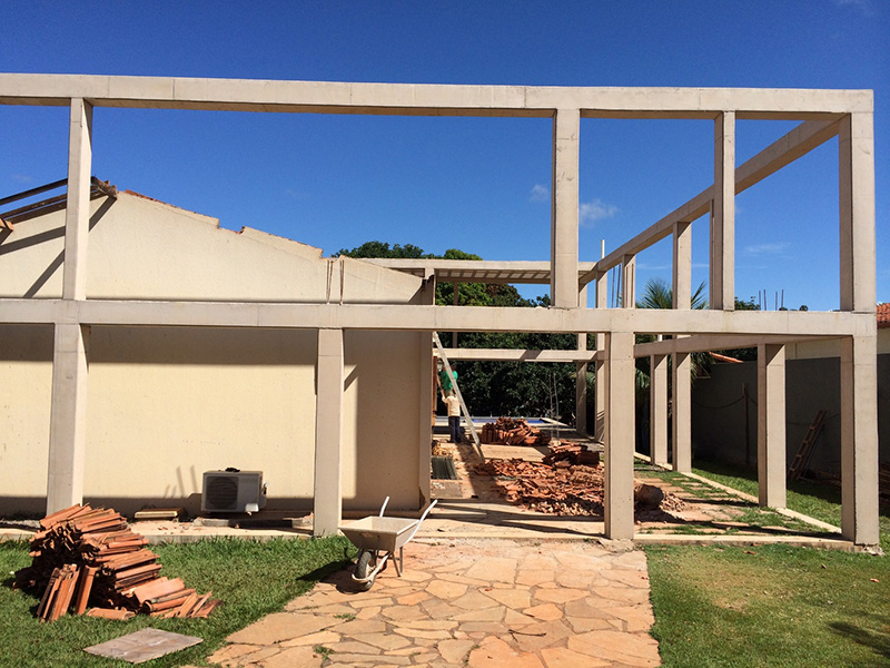 03-arquitetos-criam-grade-de-concreto-para-expandir-casa-em-brasilia