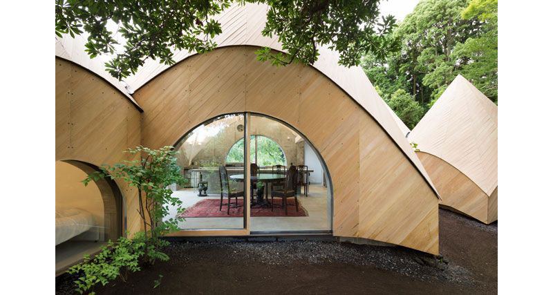 03-casa-no-japao-e-formada-por-varios-volumes-com-telhado-em-forma-de-cone