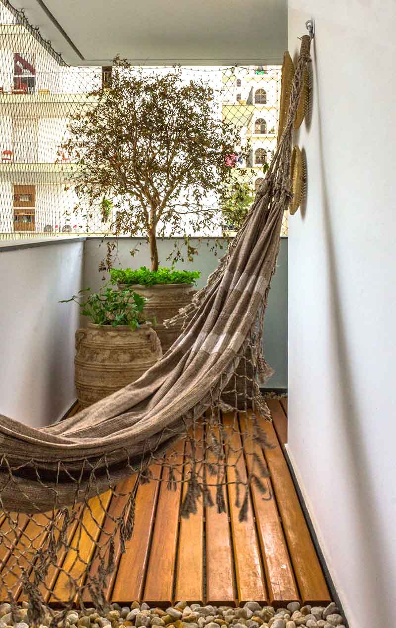 03-inspiracao-do-dia-varanda-com-arvore-frutifera-jardim-vertical-e-horta