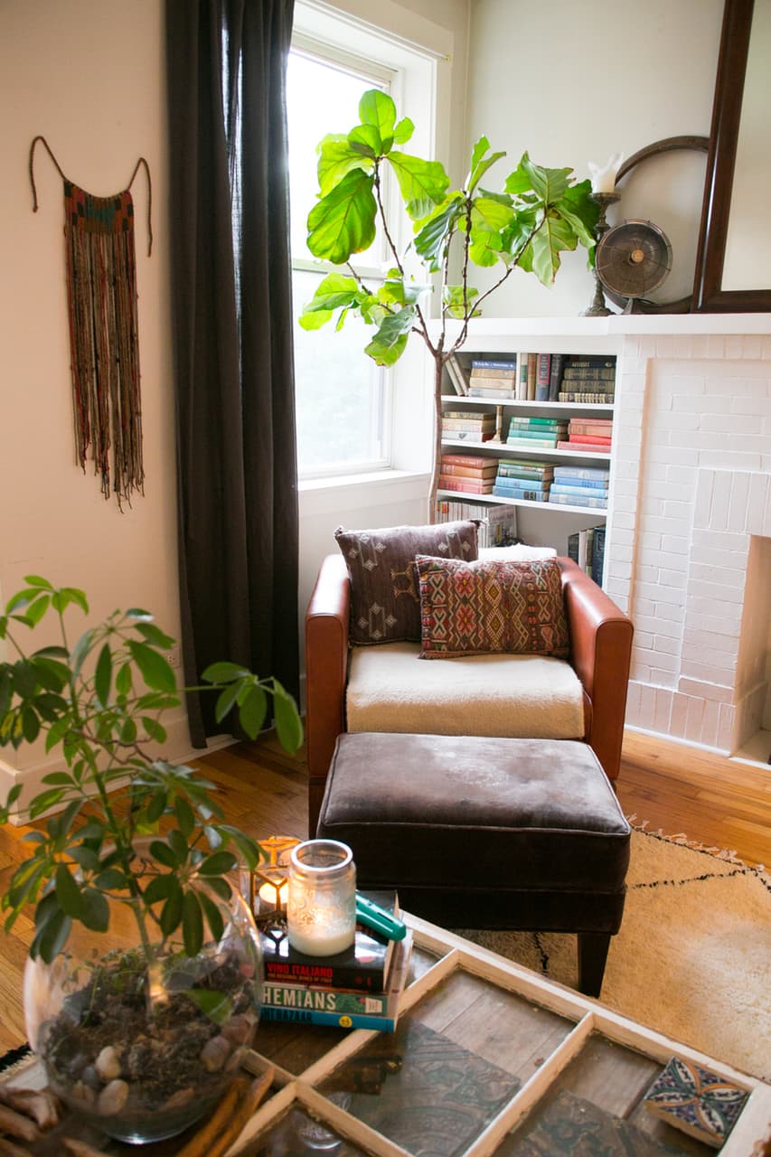 03-sala-de-estar-com-estilo-boho-cheia-de-plantas