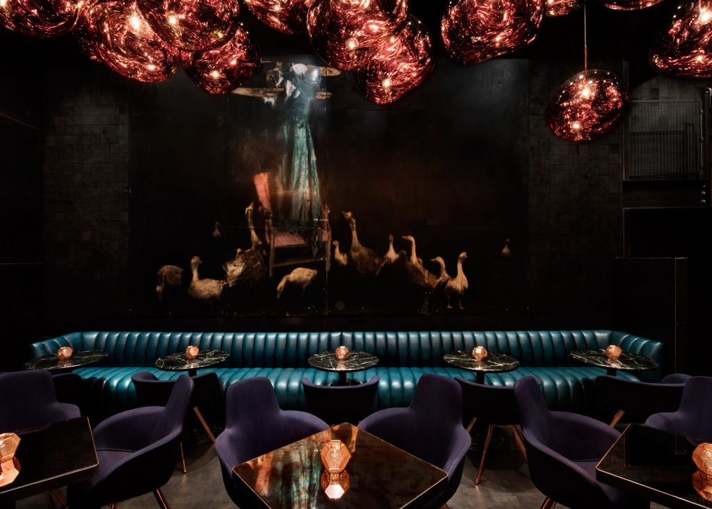 03-tom-dixon-assina-o-design-sombrio-e-teatral-do-bar-himitsu-em-atlanta