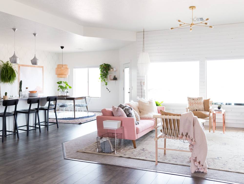 Sala moderna com pegboard e rosa millennial