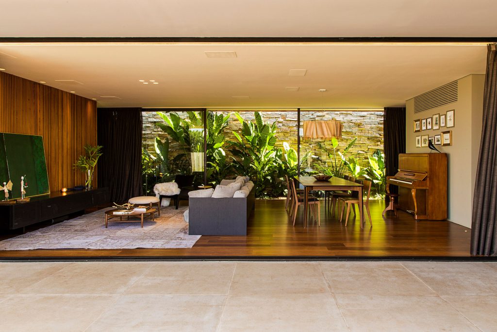 04-casa-em-franca-tem-interiores-que-se-conectam-ao-jardim