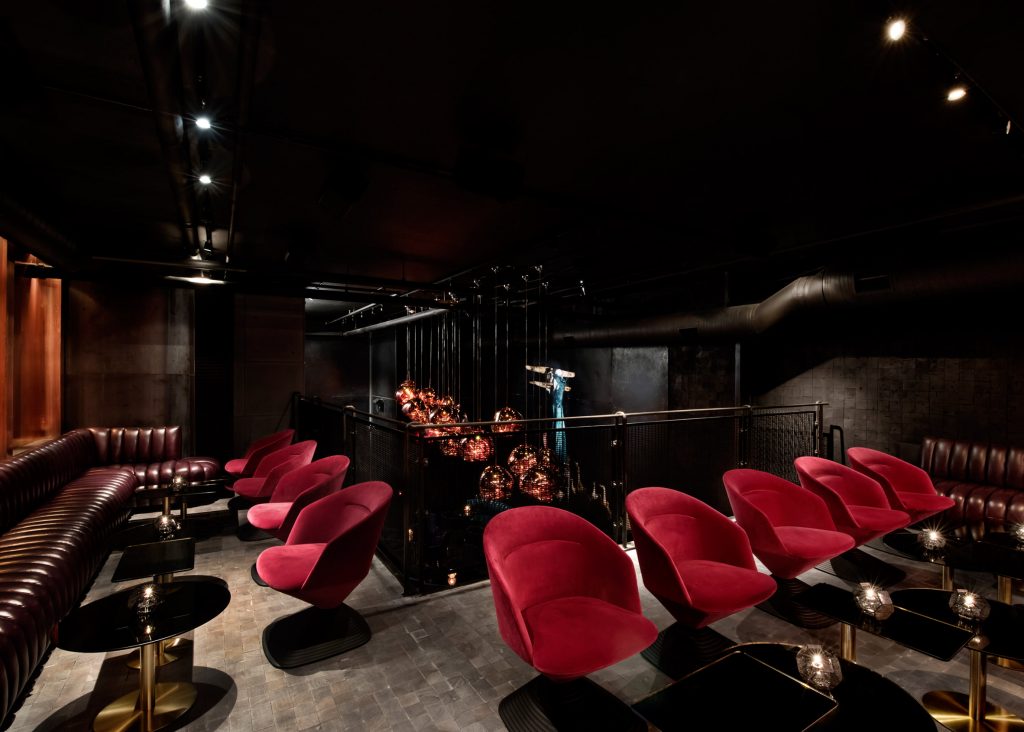 04-tom-dixon-assina-o-design-sombrio-e-teatral-do-bar-himitsu-em-atlanta