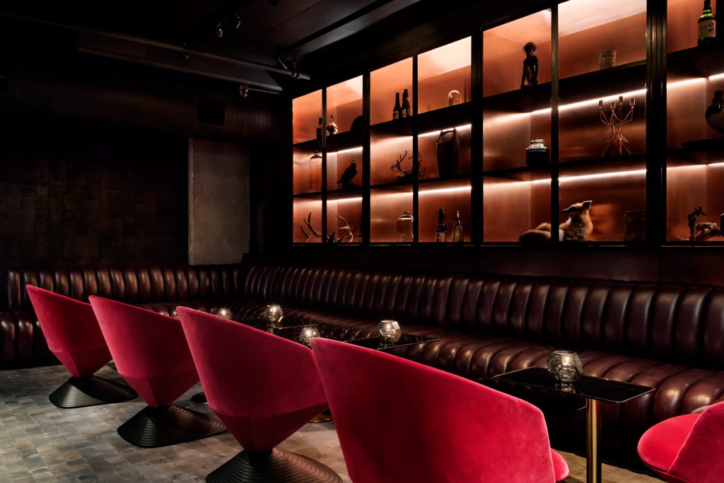 05-tom-dixon-assina-o-design-sombrio-e-teatral-do-bar-himitsu-em-atlanta