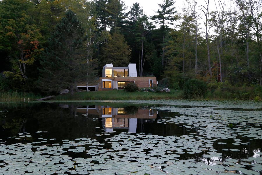 06-casa-de-veraneio-nos-estados-unidos-revela-uma-bela-vista-para-o-lago