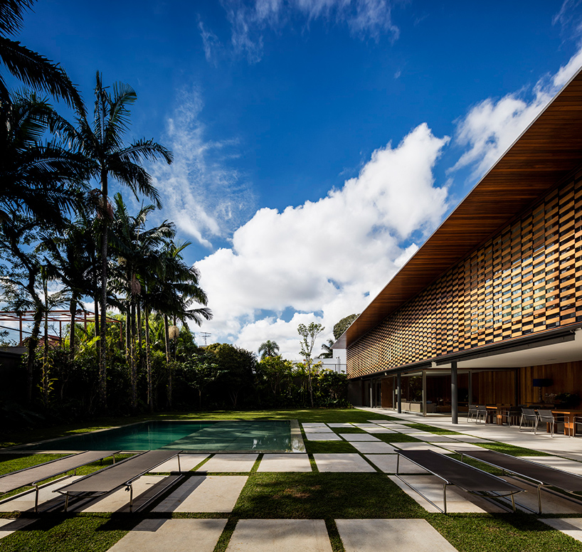 06-casa-em-sao-paulo-tem-living-aberto-para-o-jardim