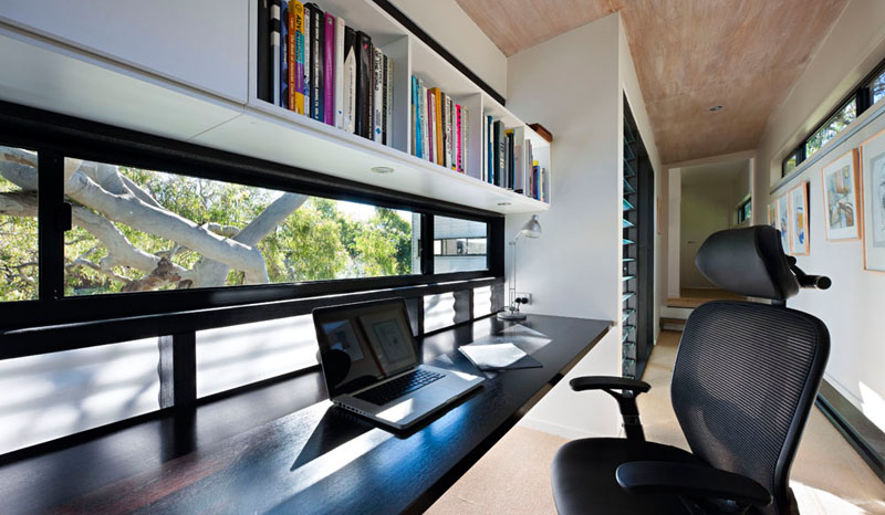 06-home-offices-que-se-encaixaram-no-corredor-escritorio