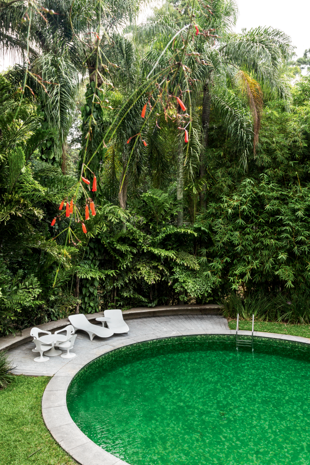 Casa paulistana com arquitetura brutalista